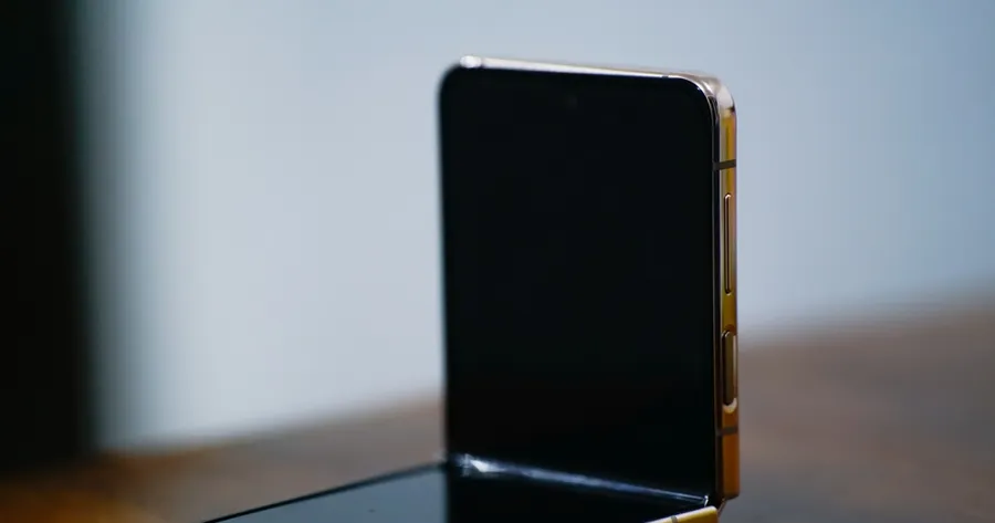 The Quiet Comeback of Flip Phones: Benefits and Features