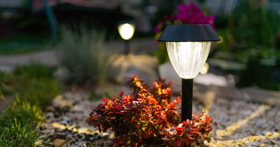 Outdoor Solar Lanterns That Add Magic to Your Evenings