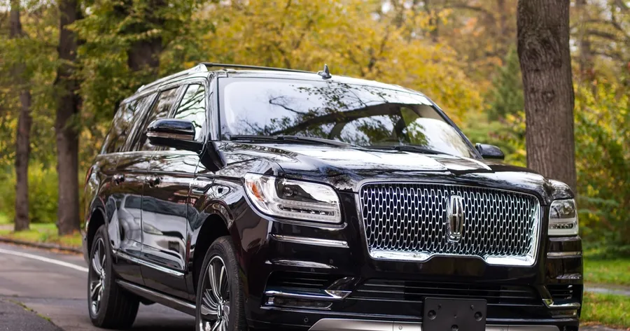 Explore the 2025 Lincoln Navigator: Features & Deals