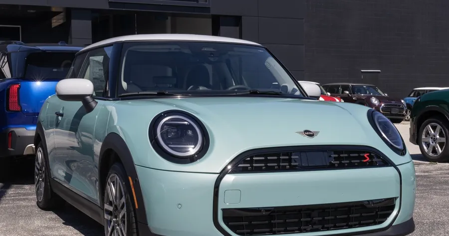 Explore the 2025 Mini Cooper: Features & Deals