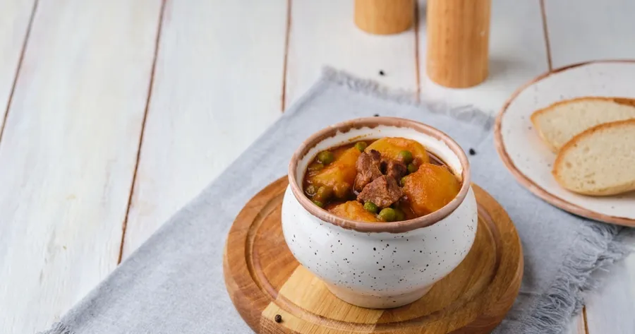 Pentole in Ceramica che Onorano la Cucina Rustica della Nonna