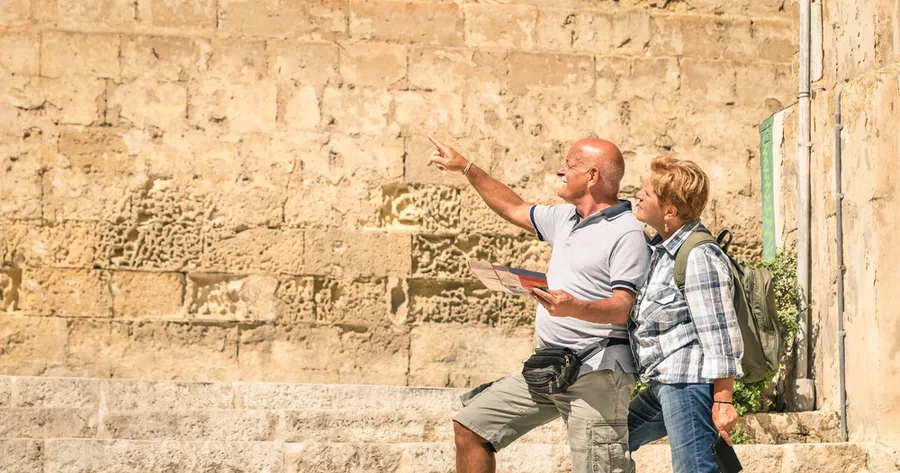 I Migliori Tour a Piedi per Senior: Strategie di Viaggio nelle Regioni Italiane