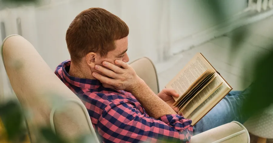 L’arte di creare un accogliente angolo lettura in casa