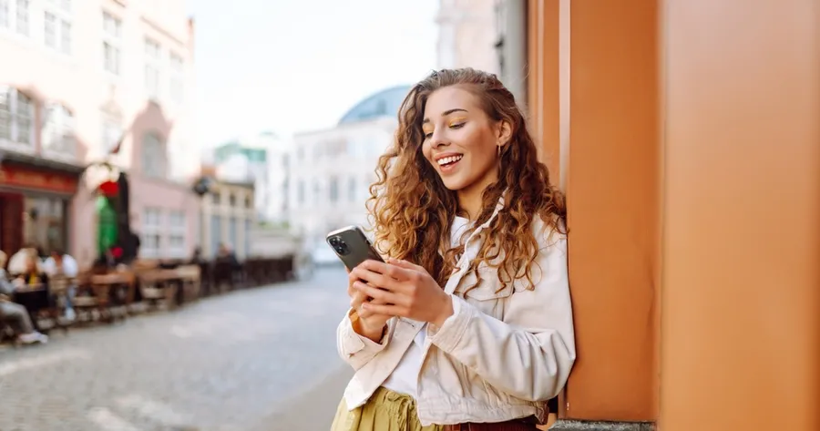 Come rimanere connessi all’estero senza costi di roaming elevati