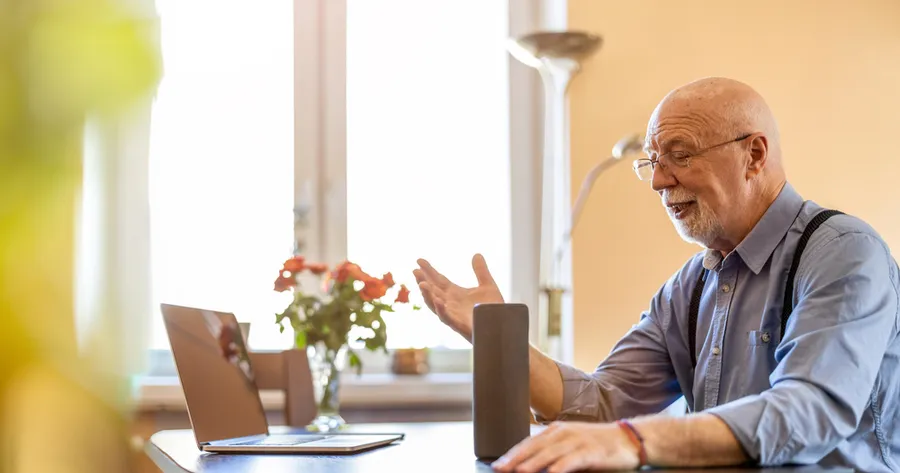 Come gli Assistenti Vocali AI Stanno Cambiando la Vita in Solitaria degli Anziani