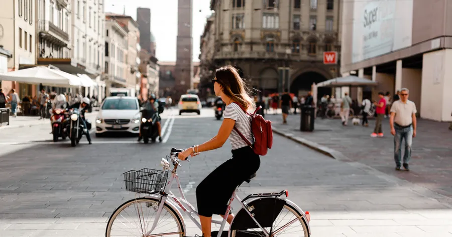Andare al Lavoro in Bicicletta: Come gli Italiani Stanno Reimmaginando la Mobilità Urbana