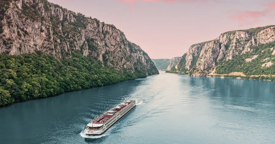 Choosing Between a Cruise or Resort for Your Family Vacation