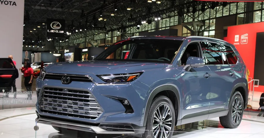 Discover Why The Killer New Toyota Highlander is Turning Heads
