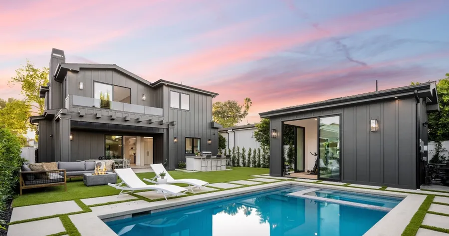 Transform Your Backyard with a Beautiful Outdoor Pool