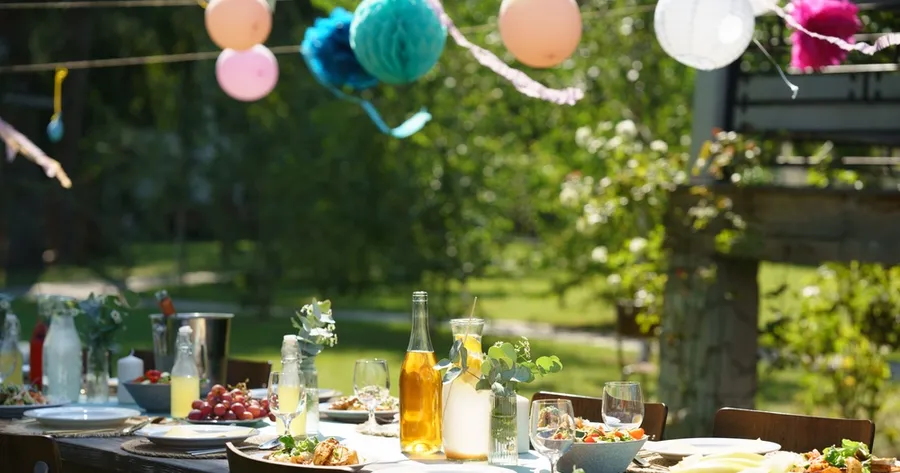 Hosting a Garden Party: The Best Foods and Drinks for Outdoor Entertaining