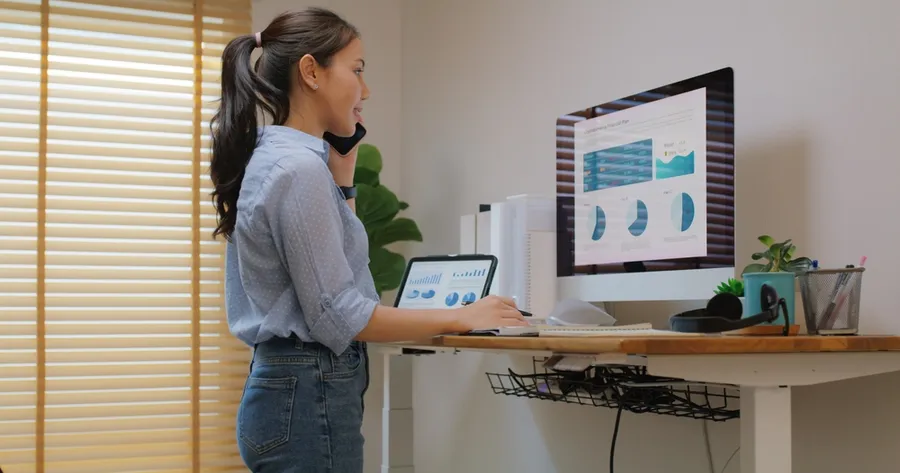 How Standing Desks Boost Posture and Productivity